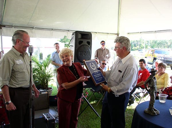 sita-25-year-business-achievement-award-presentation-sita. Neal White presenting Linda and Charles Kaupp with an award recognizing 25 years of business achievement during a SITA celebration event.